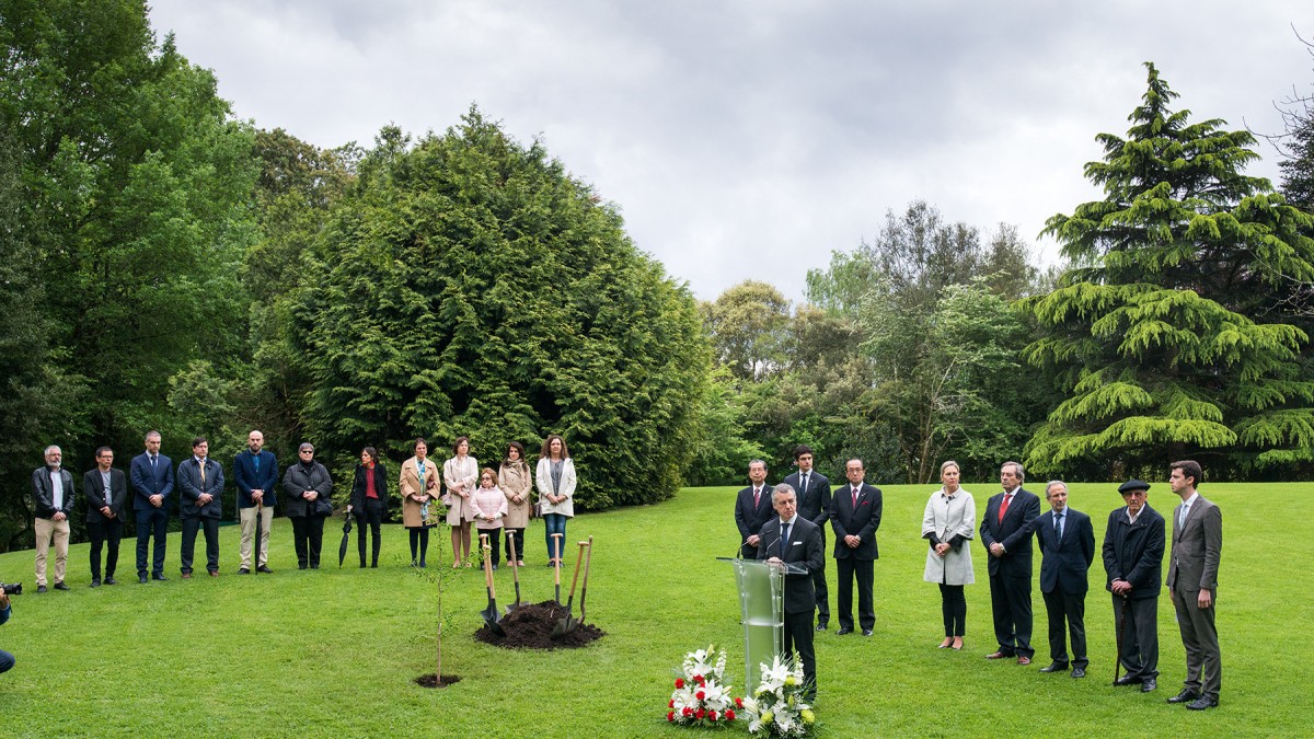 Lehendakariak Ginkgo Biloba itxaropena dakarren zuhaitzaren kimu bat landatzeko ekitaldian hartuko du parte