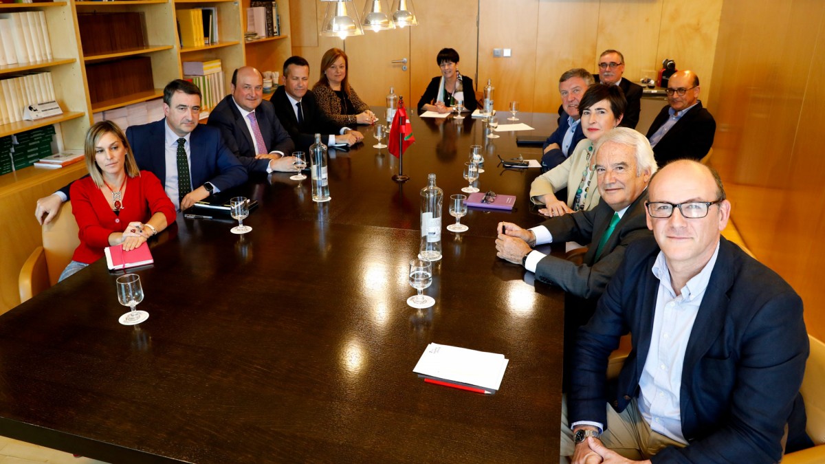 Ortuzar se reúne en Madrid con los Grupos Vascos de Congreso y Senado para diseñar la nueva estrategia parlamentaria