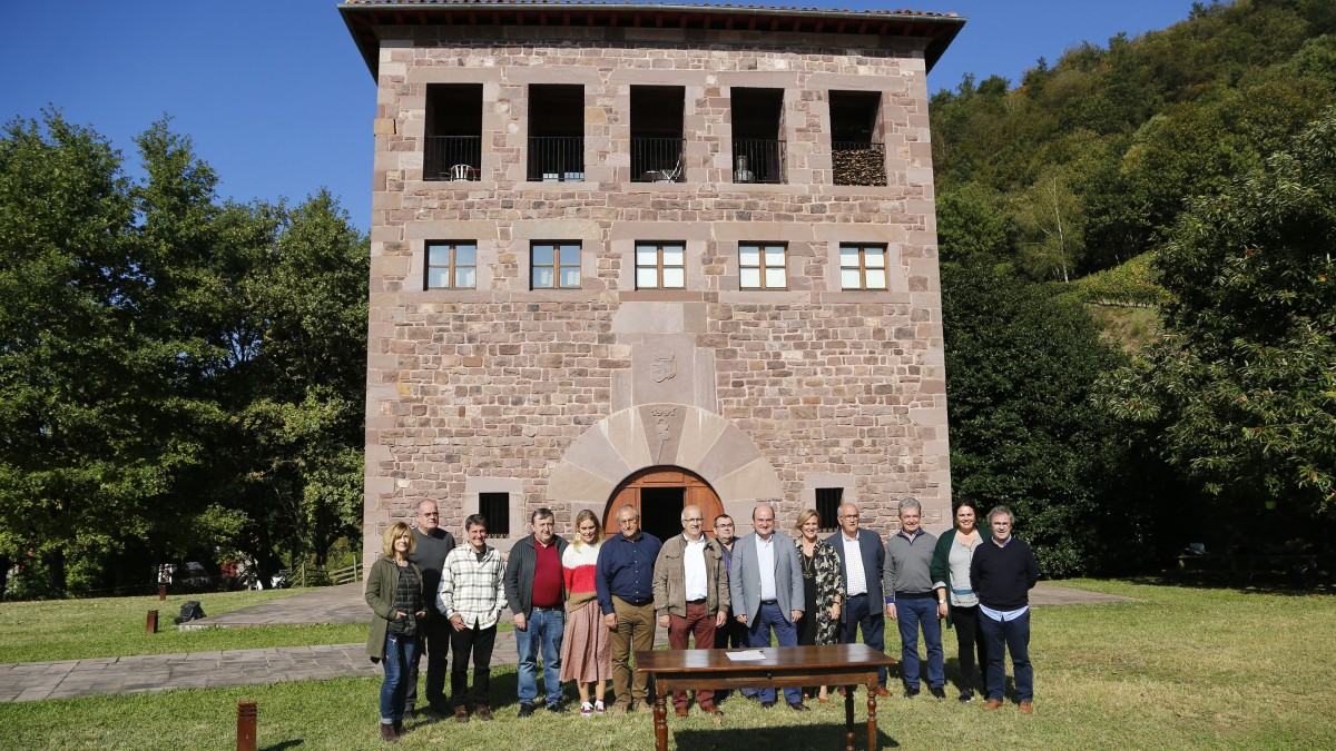 Euzkadi Buru Batzarrak Euskaltzaindiaren Euskara Batuaren Adierazpena izenpetu du Izpuran