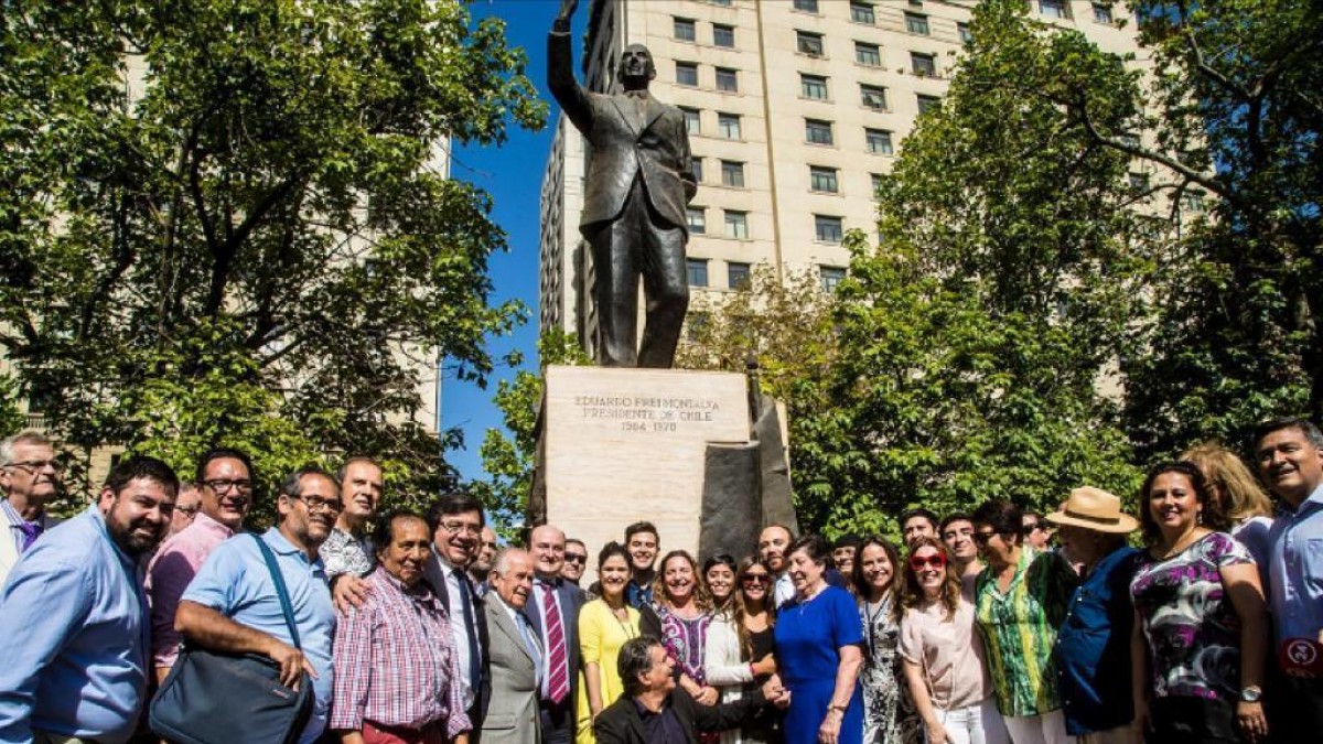  Eduardo Frei Montalvari,  bere heriotzaren urteurrenean, Santiagon egin zaion omenaldian izan da Ortuzar 
