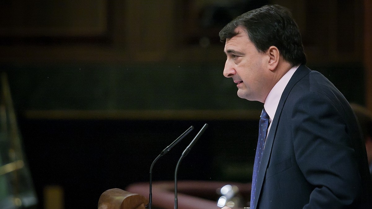 Esteban afea a Sánchez “falta de voluntad” para reformar la ‘Ley Mordaza‘ o la de Secretos Oficiales y le exige el traspaso de la competencia de tráfico a Navarra