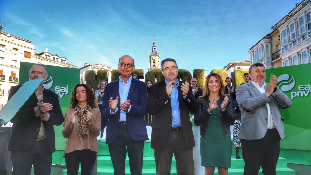 Aitor Estebanek EAJ-PNVren “alternatiba” aldarrikatu du Madrilgo “desastrearen” eta “itxurakeria kolpez eginiko politikaren” aurrean