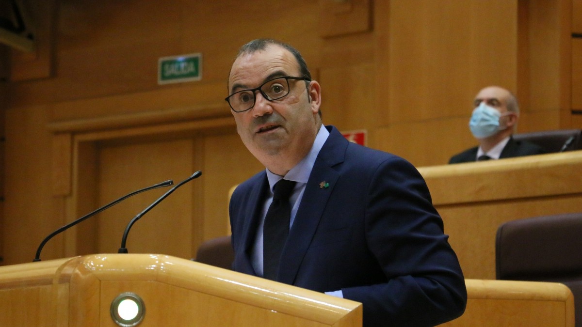Europako Batasunak euskal erakundeen errealitatea kontuan har dezan eskatu dio Luke Uribe-Etxebarriak Harreman Instituzionaletarako Europako komisarioari