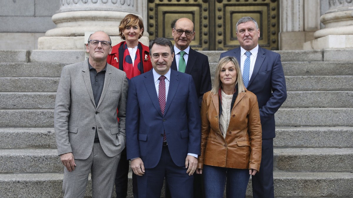 El Grupo Vasco propone reformar el Reglamento para controlar los mandatos parlamentarios sin rango de Ley