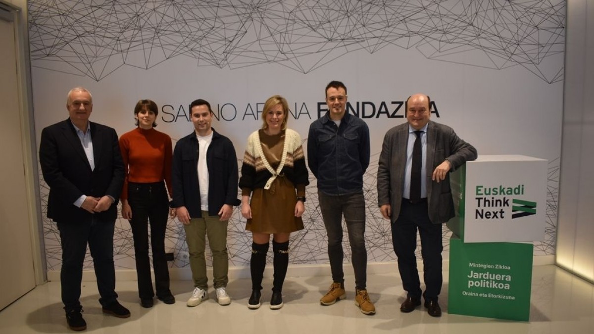 Politikan diharduten hiru gaztetarik bik uste dute premiazkoa dela gazteei bide ematea
