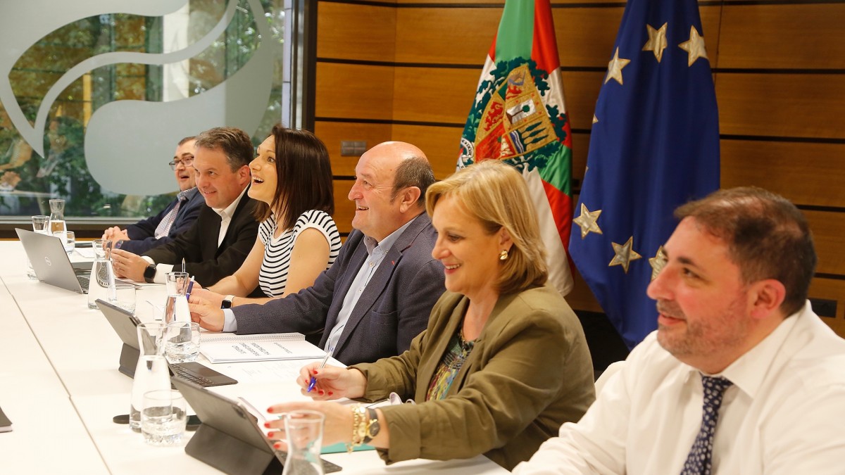 Eusko Jaurlaritza eratzera begira gobernu-programarako aurreakordioa adostu dute EAJ-PNVk eta PSE-EEk