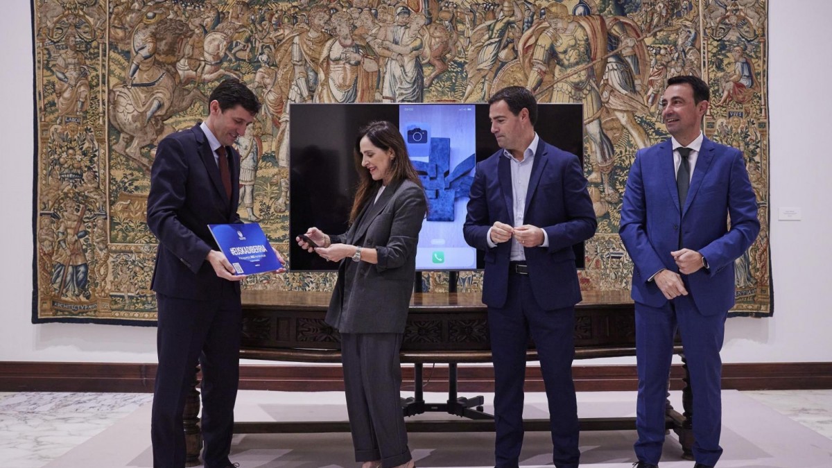 Eusko Jaurlaritzak Bakartxo Tejeria Eusko Legebiltzarreko Presidenteari eman dio 2025erako Euskadiko Aurrekontu Proiektua