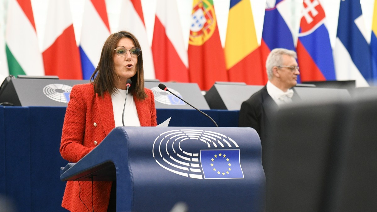 Oihane Agirregoitia exige a la Comisión Europea que se pronuncie sobre la situación migratoria en Euskadi