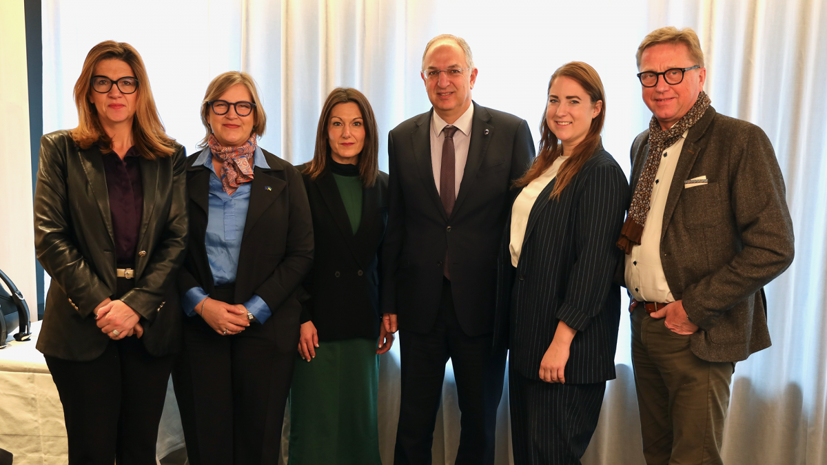 Senegalen itsasora atera ezinik jarraitzen duen euskal ontzidiaren egoera gertutik jarraitzeko konpromisoa hitzeman dio Arrantza komisarioak Agirregoitiari