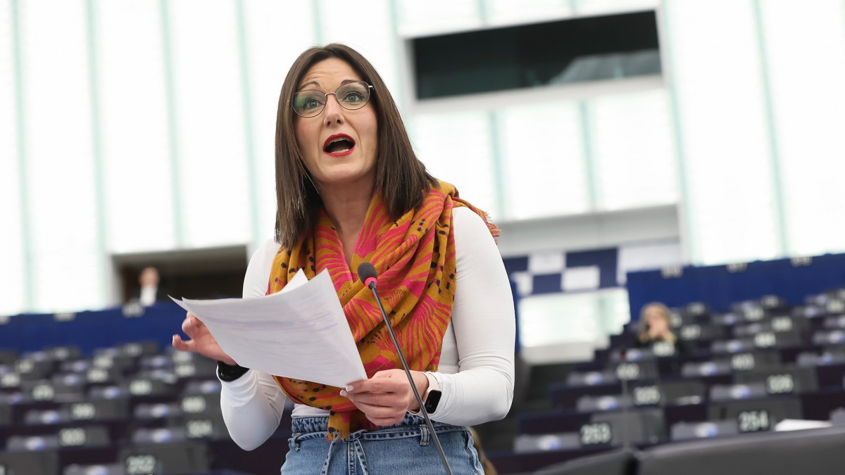 El comisario de transportes se compromete ante la eurodiputada de EAJ-PNV a contactar con España y Francia por el Corredor Atlántico