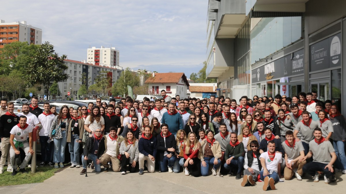 Esteban llama a la juventud vasca, en el EGI Eguna en Baiona, a implicarse en política: “Sois muy importantes para iluminar el camino al Partido”