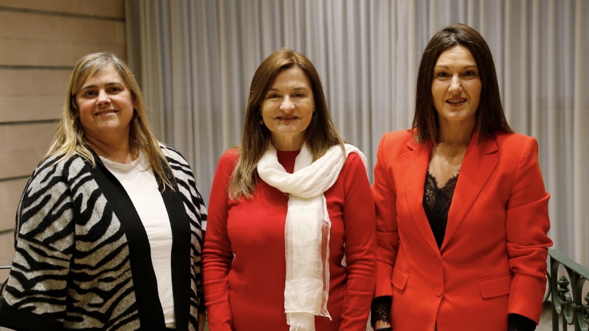 Buenos Aires probintzian Emakume eta Aniztasun gaiak daramatzan ministroarekin batzartu dira gaur Miren Martiarena eta Oihane Agirregoitia 