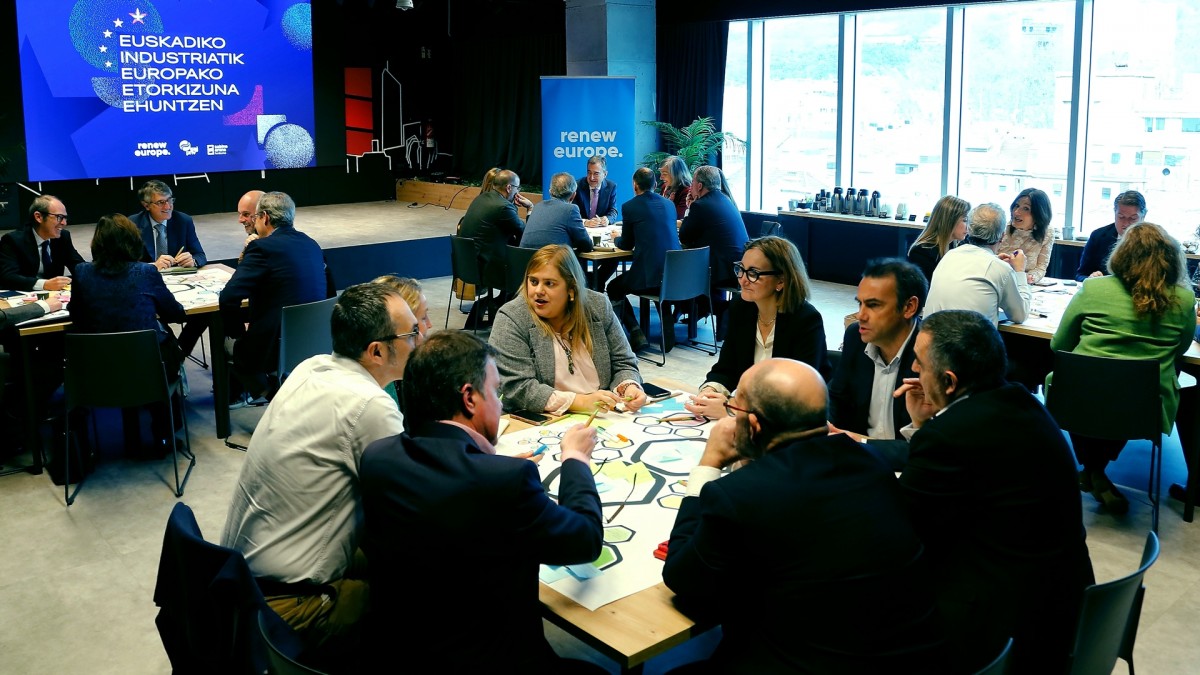 Aitor Esteban viajará a Bruselas el 27 de enero tras recoger hoy las reivindicaciones de los clústeres vascos para avanzar en la agenda Euskadi-Europa