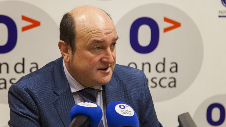 Ortuzar: “Inork ere ez, ezta Ezker Abertzaleak ere, ez du Espainiarekin apurtzeko prozesua proposatu, baizik eta geratzekoa, elkarrekiko errespetuan eta aldebitasun harremanetan oinarritua” 