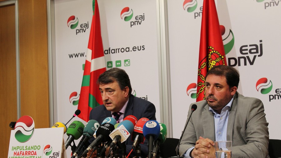 EAJ-PNVk Nafarroarako planteatu zituen inbertsioek aurrera egin ez zezaten UPNk PPri egin dion xantaia salatu dute Estebanek eta Hualdek 