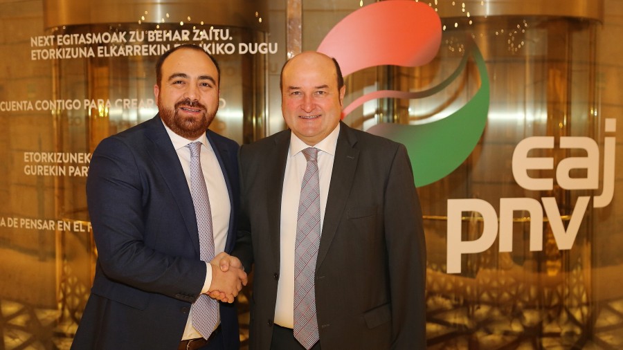 Andoni Ortuzar recibe en Sabin Etxea a Fuad Chahín, presidente de la Democracia Cristiana de Chile