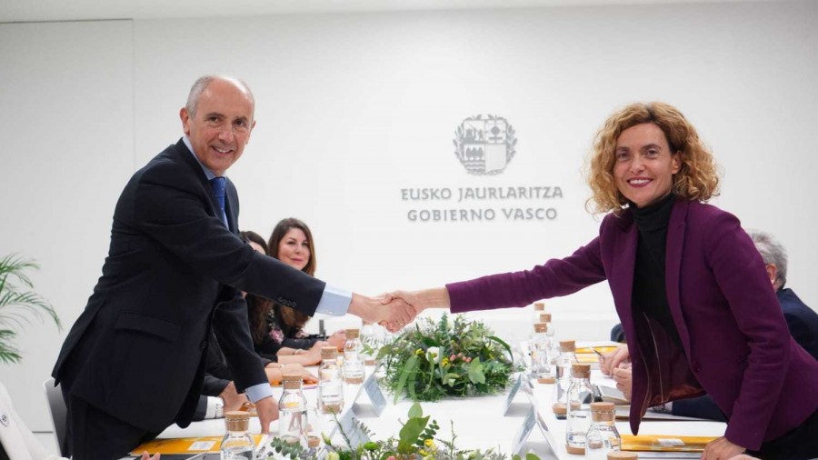 Los Gobiernos vasco y español acuerdan transferir a Euskadi dos líneas de ferrocarril y el último tramo pendiente de la AP-1