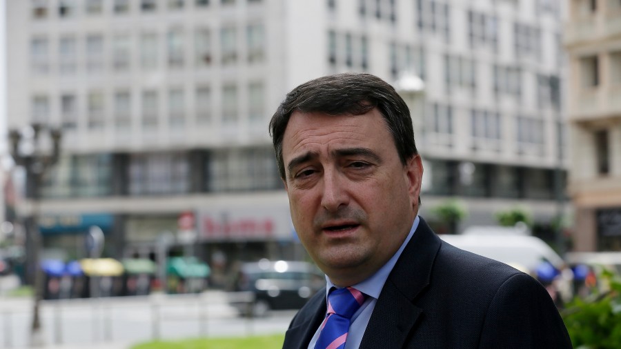 Aitor Estebanek Sánchez Gobernuburuari eskatu dio trantsizio energetiko “eraginkor eta sozialki bidezkoari” ekitea, eta “ezustekorik” nahi ez badu neurriak “aldez aurretik hitzartzea” exijitu dio 