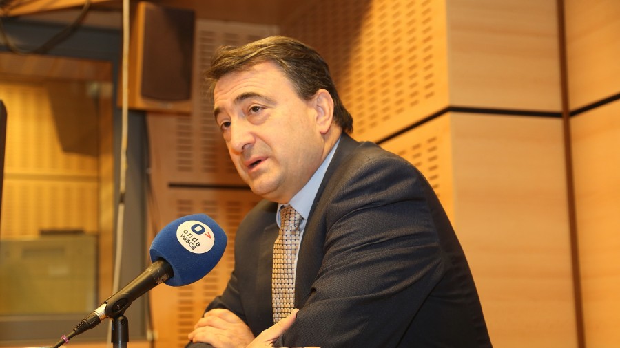 Aitor Estebanek esan du “agerikoa dela” PPren baitan “eskuinera jo” dutela eta mugimendu hori “estrategiatik harago doala” 