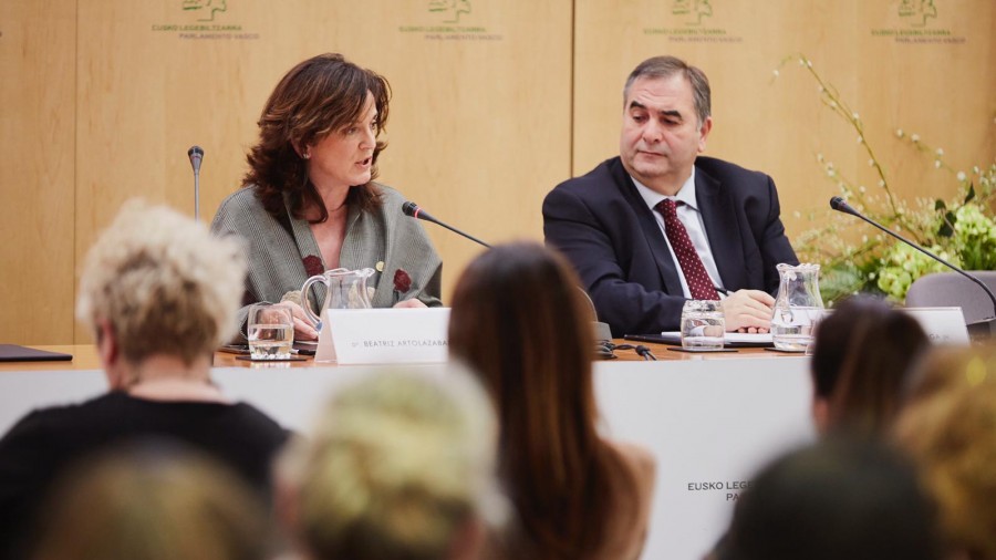 Beatriz Artolazabalek Eusko Legebiltzarrean “euskal gizartearen kohesiorako Gizarte Zerbitzuen Legeak duen balioa” nabarmendu du