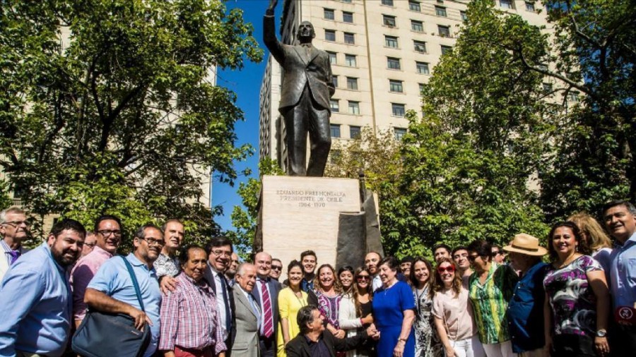  Eduardo Frei Montalvari,  bere heriotzaren urteurrenean, Santiagon egin zaion omenaldian izan da Ortuzar 