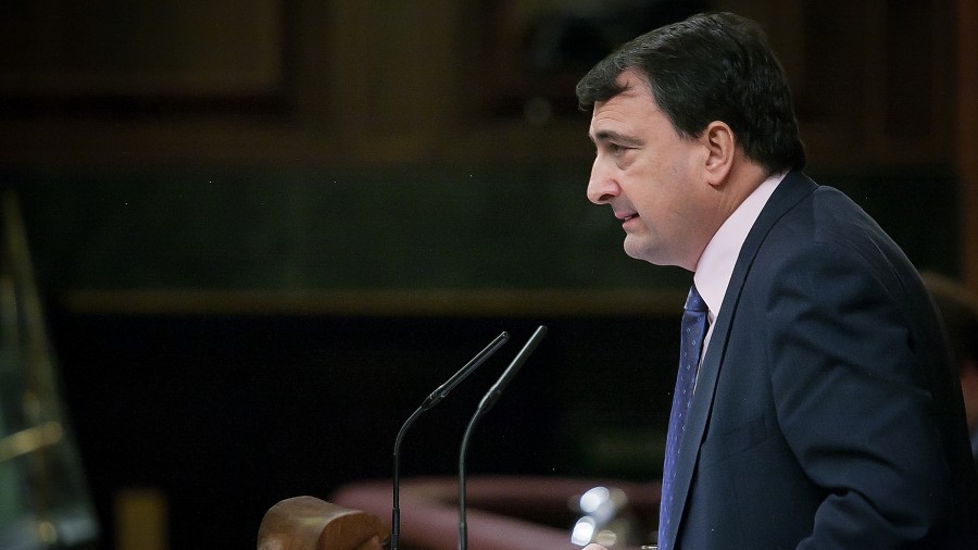Aitor Esteban, preocupado por la parálisis del Gobierno en funciones, urge a Carmen Calvo a “tomar decisiones y dar respuesta a los compromisos con la CAV y Navarra”