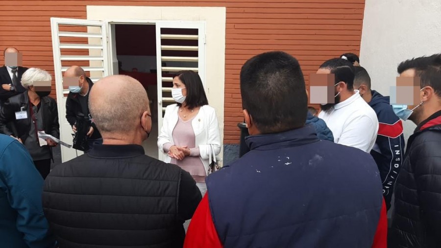 Artolazabal conversa, en el patio del Centro penitenciario Bizkaia, con un grupo de personas reclusas sobre sus inquietudes
