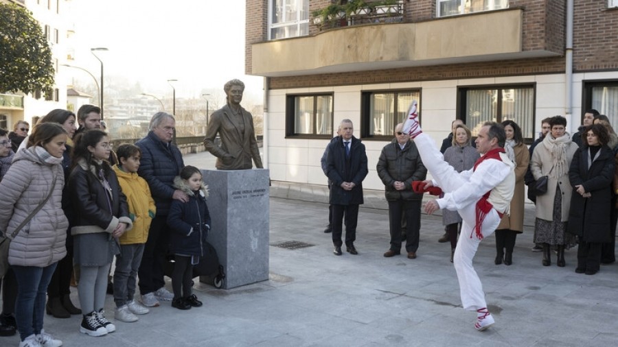 Urkullu Lehendakaria Azkoitiko Udalak Julene Urzelairi egindako omenaldian izan da