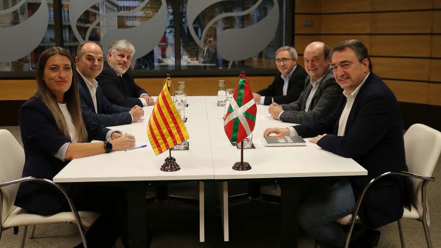 EAJ-PNV y Junts constatan su voluntad de impulsar desde las Cortes sus respectivos proyectos nacionales y políticas que promuevan el bienestar de Euskadi y Catalunya 