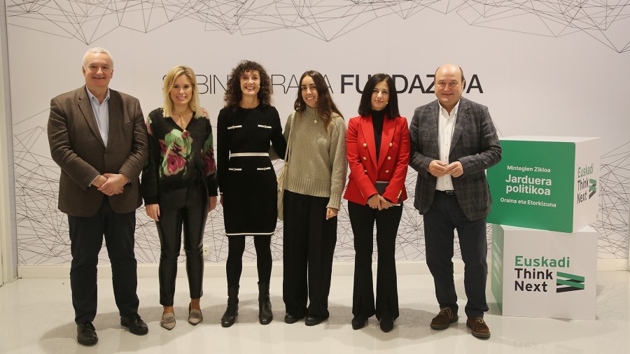 Informazio-plataforma digitalen eta sare sozialen ugaritzeak aldatu egin du politikarien eta hedabideen arteko harremana
