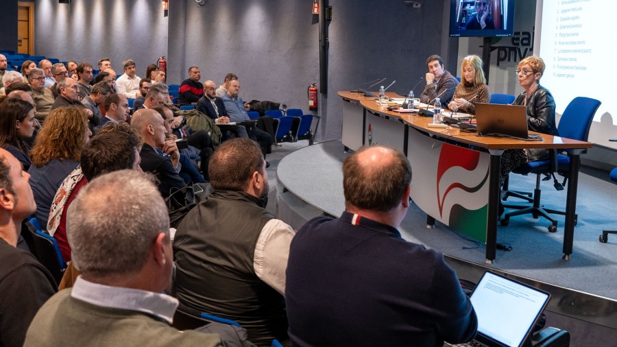 Sabin Etxean egin da gaur arratsaldean Energia trantsizioari eta klima aldaketari buruzko Lege proiektuaren inguruko bilera 