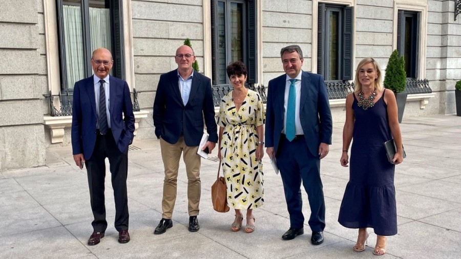 Sekretu Ofizialen erreforma egiteko EAJ-PNVk aurkeztu duen plana bultzatzea eskatu du Euskal Taldeak, Araugintza Planean jasota ez dagoela ikusita. Gauzak horrela “ameskeria” jotzen du Espainiako Gobernuak aurten 50 lege onartu nahi izatea