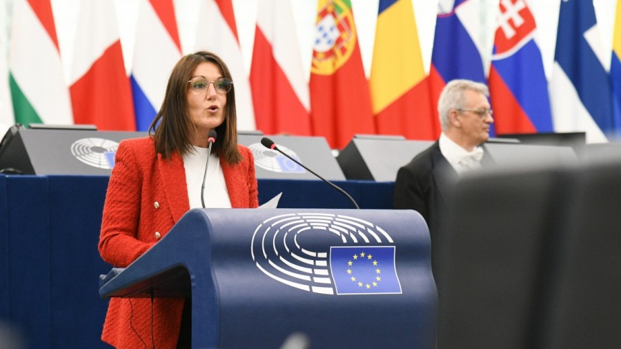 Euskadiko migrazio-egoerari buruzko iritzia emateko eskatu dio Oihane Agirregoitiak Europako Batzordeari