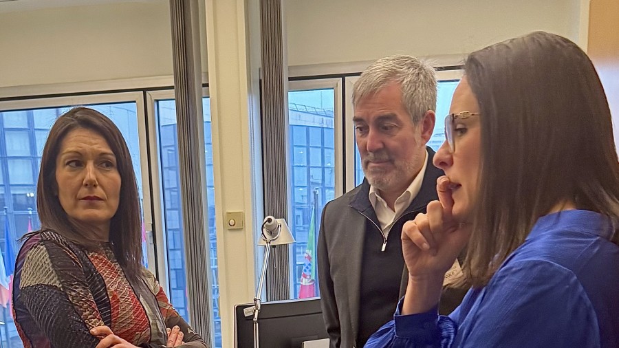 Clavijo presidenteari  bere babes osoa eskaini dio Oihane Agirregoitiak Kanarietan migratzaileekin bizi duten dramaren aurrean 