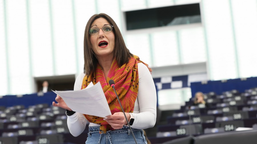 El comisario de transportes se compromete ante la eurodiputada de EAJ-PNV a contactar con España y Francia por el Corredor Atlántico