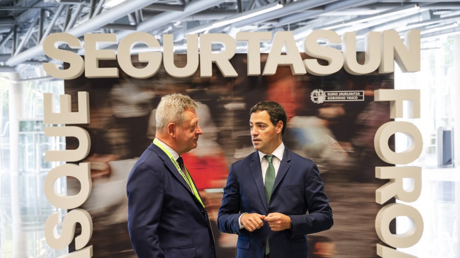 Imanol Pradales llama a debatir “sin complejos” ni “tabúes” sobre la seguridad integral que necesita Euskadi