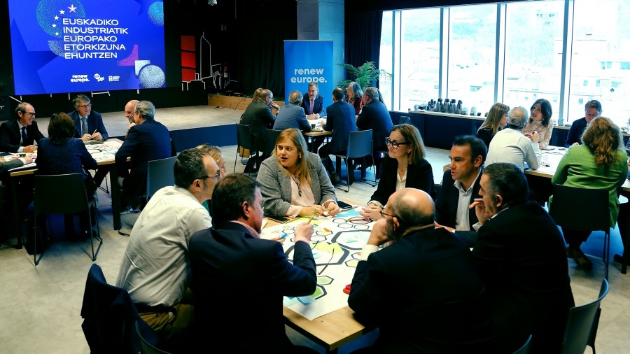 Aitor Esteban viajará a Bruselas el 27 de enero tras recoger hoy las reivindicaciones de los clústeres vascos para avanzar en la agenda Euskadi-Europa